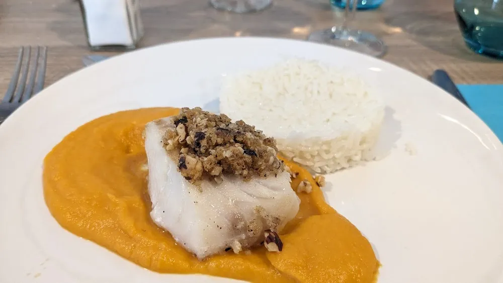 Dos de Cabillaud Croustillant Aux Noisettes Mousseline de Patate Douce Riz Basmati