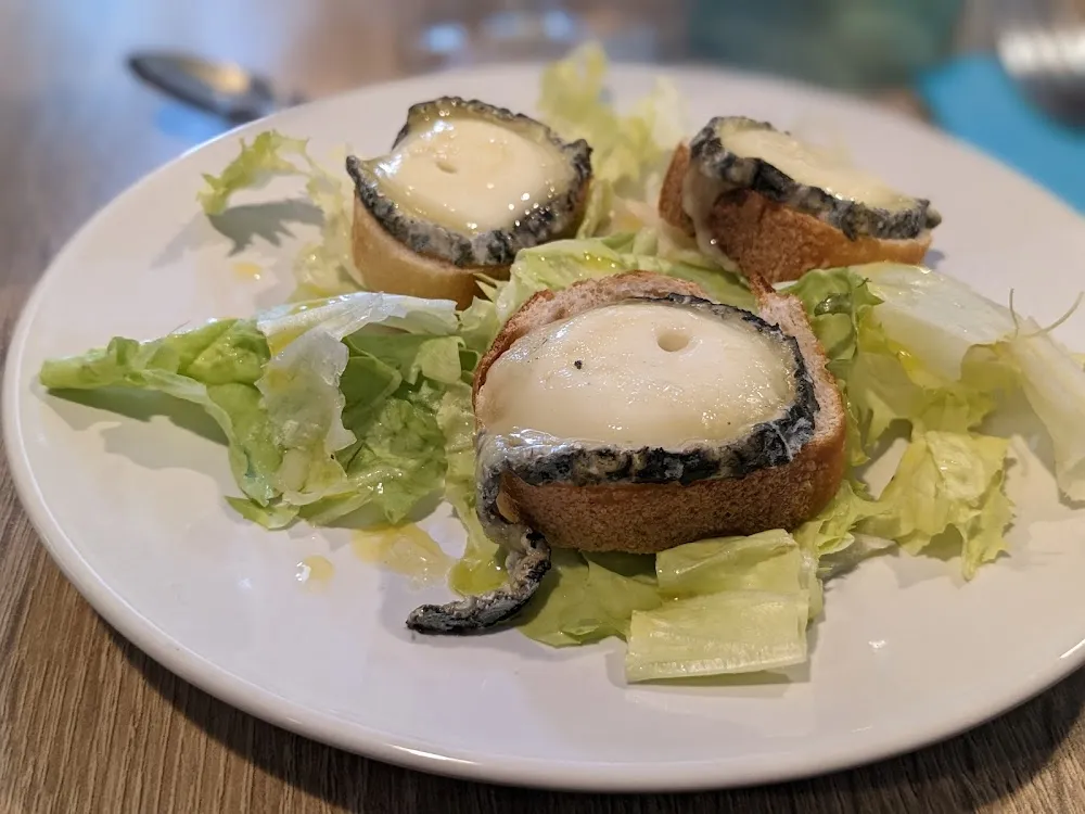 Toasts de Chèvre de Sainte Maure Chauds Dorés Au Miel de Touraine Salade